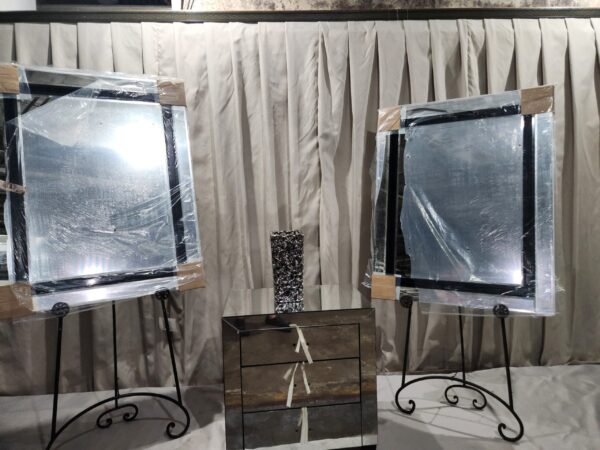 Glass drawer chest with two mirrors and vase - Image 2