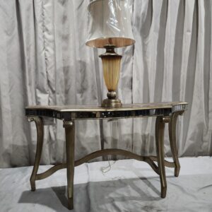 Entryway table and lamp lot