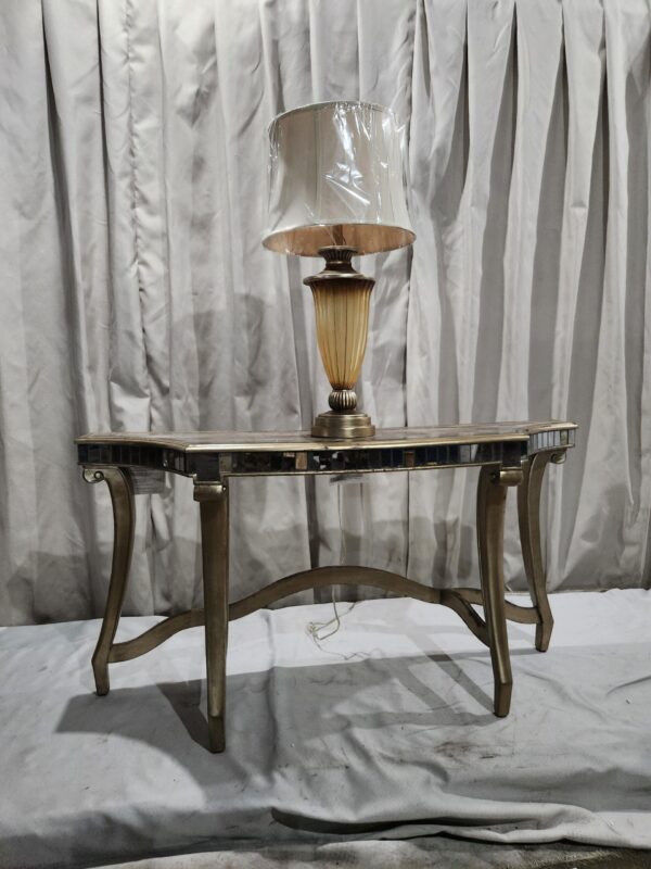Entryway table and lamp lot